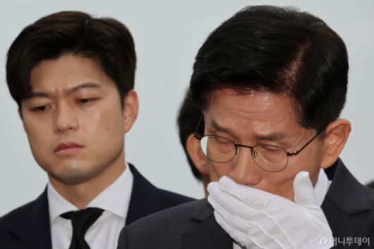 김문수 국민의힘 대통령 후보와 김용태 비상대책위원장이 17일 오전 광주 북구 5.18민주묘지를 찾아 박관현 열사의 묘역에서 눈시울을 붉히고 있다. (공동취재) 2025.05.17. /사진=뉴시스 /사진=