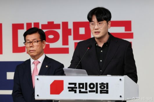 [서울=뉴시스] 권창회 기자 = 유재호 전 성남시의원이 18일 서울 여의도 국민의힘 당사에서 열린 긴급 기자회견에서 이재명 전 성남시장 시절 특정 기업과 체결된 비공개 MOU 특혜 의혹을 제기하고 있다. 2025.05.18. kch0523@newsis.com /사진=권창회