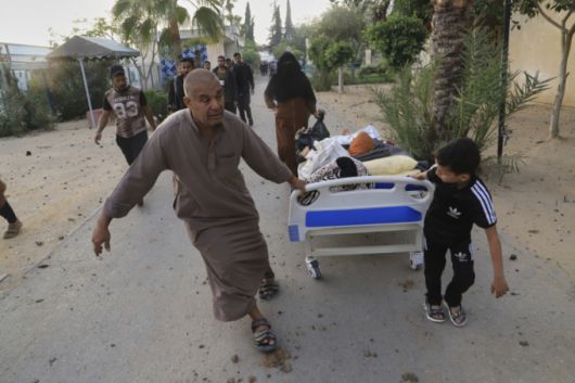 13일(현지 시간) 이스라엘군의 공습을 받은 가자지구 칸유니스의 유럽 병원에서 팔레스타인 주민들이 환자를 대피시키고 있다. 이스라엘군은 하마스의 가자지구 지도자 무함마드 신와르를 겨냥해 해당 병원 지하에 있는 하마스 ‘지휘통제소’를 공습했다고 주장했다. /AP=뉴시스