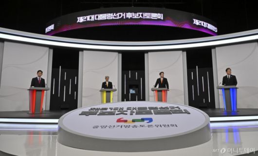 [서울=뉴시스] 18일 서울 마포구 SBS프리즘타워에서 열린 중앙선거방송토론위원회 주관 제21대 대통령선거 후보자 토론회에서 각 정당 대선 후보들이 준비를 하고 있다. 왼쪽부터 국민의힘 김문수, 민주노동당 권영국, 개혁신당 이준석, 더불어민주당 이재명 대선후보. 2025.05.18.