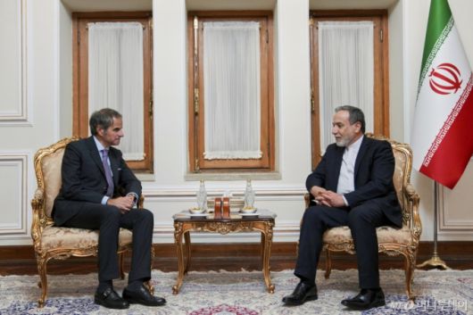 [테헤란=AP/뉴시스] 이란 외무부가 공개한 사진에 16일(현지 시간) 라파엘 그로시(왼쪽) 국제원자력기구(IAEA) 사무총장과 아바스 아라그치 이란 외무장관이 이란 테헤란에서 회담에 앞서 악수하고 있다. 그로시 사무총장은 이란의 자체 핵무기 개발 능력이 임박했다고 경고했다. 2025.04.17. /사진=민경찬