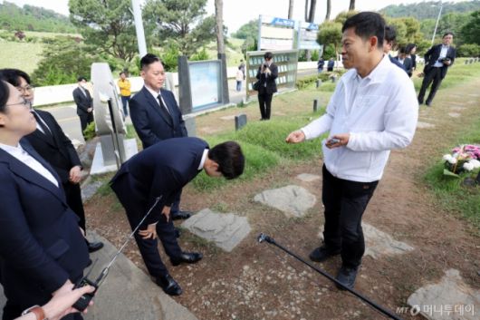 (광주=뉴스1) 이승현 기자 = 김용태 국민의힘 비상대책위원장이 5·18민주화운동 45주년인 18일 오전 광주 북구 망월동에 위치한 민족민주열사묘역(구묘역)에서 시민 반발에 사과 하고 있다.  2025.5.18/뉴스1  Copyright (C) 뉴스1. All rights reserved. 무단 전재 및 재배포,  AI학습 이용 금지. /사진=(광주=뉴스1) 이승현 기자