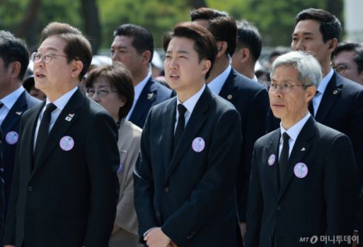 [광주=뉴시스] 고범준 기자 = 이재명 더불어민주당 대선후보, 이준석 개혁신당 대선후보, 권영국 민주노동당 대선 후보가 18일 광주 북구 국립5·18민주묘지에서 열린 제45주년 5·18민주화운동 기념식에 참석해 자리하고 있다. (대통령실통신사진기자단) 2025.05.18. bjko@newsis.com /사진=