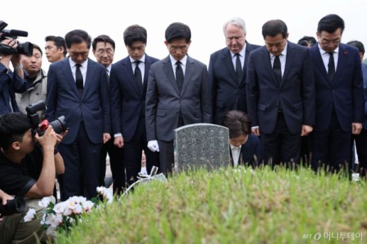 [광주=뉴시스] 조성봉 기자= 김문수 국민의힘 대통령 후보가 17일 오전 광주 북구 5.18민주묘지를 찾아 윤상원 열사 묘역에서 참배하고 있다. (공동취재) 2025.05.17. photo@newsis.com /사진=