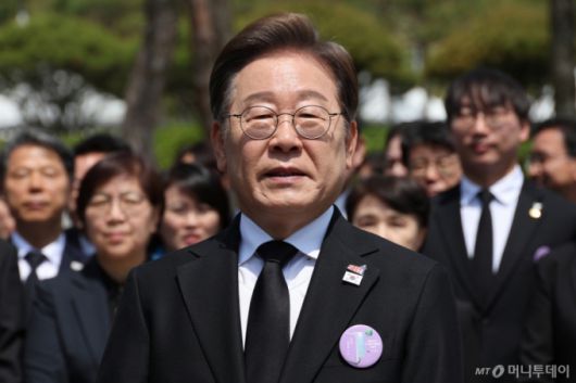 [광주=뉴시스] 조성우 기자 = 이재명 더불어민주당 대선후보가 18일 광주 북구 운정동 국립5·18민주묘지에서 열린 제45주년 5·18민주화운동 기념식에 참석한 후 백브리핑을 하고 있다. 2025.05.18. xconfind@newsis.com /사진=조성우