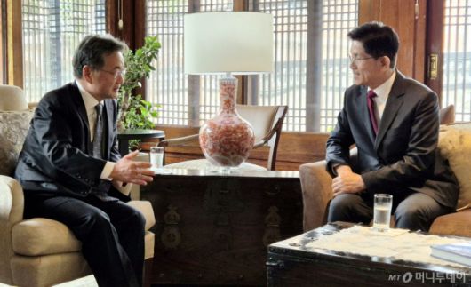 김문수 국민의힘 대선후보(오른쪽)가 15일 서울 중구 정동 주한미국대사관저 하비브 하우스에서 조셉 윤 주한미국대사대리와 오찬 겸 회담을 하고 있다. / 사진=뉴시스