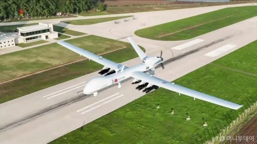 김정은 북한 국무위원장이 지난 15일 제1공군사단 관하 비행연대를 방문해 공군 반항공(방공)전투 및 공습 훈련을 지도했다고 조선중앙TV가 17일 보도했다. 중앙TV가 공개한 사진을 보면 미그(MiG)-29와 수호이(Su)-25 등 북한 공군의 최신 자산이 이날 훈련에 동원됐다. 북한은 이날 '북한판 글로벌호크'로 불리는 정찰무인기 '샛별-4형'과 '북한판 리퍼' 공격무인기 '샛별-9형'도 함께 공개했다. 한반도 유사시 미군이 투입하는 글로벌호크와 리퍼 등의 형상을 극단적으로 복제해 피아 식별을 제한하려는 것으로 보인다. / 사진=뉴시스(조선중앙TV 캡처)