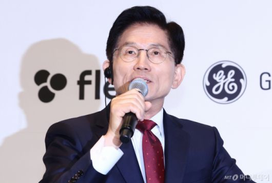 (서울=뉴스1) 김민지 기자 = 김문수 국민의힘 대통령 후보가 19일 서울 종로구 포시즌스호텔에서 열린 주한미국상공회의소(암참) 간담회에서 제임스 김 암참 회장과 대담하고 있다. 2025.5.19/뉴스1  Copyright (C) 뉴스1. All rights reserved. 무단 전재 및 재배포,  AI학습 이용 금지. /사진=(서울=뉴스1) 김민지 기자