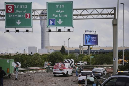 4일(현지시간) 이스라엘 텔아비브 벤구리온 국제공항에서 군과 경찰이 예멘 후티 반군 미사일이 떨어진 구역을 조사하고 있다. 이날 후티 반군이 쏜 미사일이 공항 주변에 낙하하면서 6명이 다쳤다. /AP=뉴시스