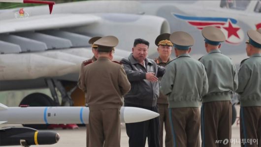 김정은 북한 국무위원장이 지난 15일 제1공군사단 관하 비행연대를 방문해 공군 반항공(방공)전투 및 공습 훈련을 지도했다고 조선중앙TV가 17일 보도했다. 중앙TV가 공개한 사진을 보면 미그(MiG)-29와 수호이(Su)-25 등 북한 공군의 최신 자산이 이날 훈련에 동원됐다. / 사진=뉴시스(조선중앙TV 캡처)