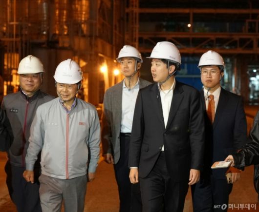 이준석 개혁신당 대선후보가 공식 선거운동이 시작된 지난 12일 첫 공식 일정으로 전남 여수 국가산업단지를 찾아 관계자와 대화하고 있다. / 사진=뉴스1