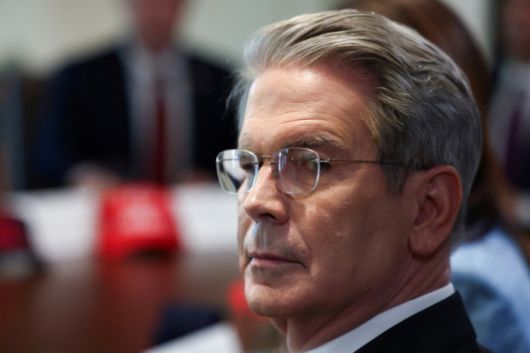 스콧 베선트 미국 재무장관이 지난달 30일(현지시간) 미국 워싱턴DC 백악관에서 열린 도널드 트럼프 대통령 주재 각료 회의에서 질문하는 기자 방향을 돌아보고 있다.   /로이터=뉴스1