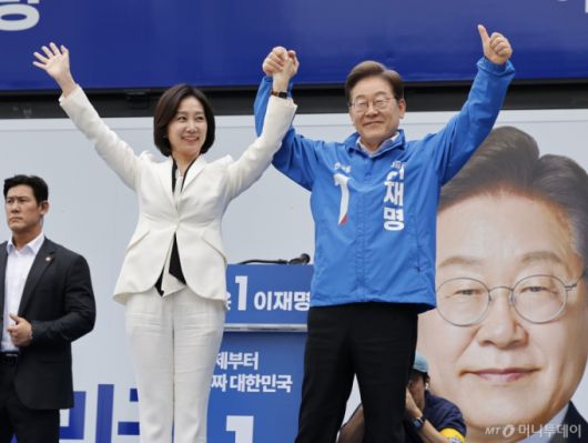 (서울=뉴스1) 안은나 기자 = 이재명 더불어민주당 대통령 후보와 민주당 합류 가능성이 거론되는 허은아 전 개혁신당 대표가 19일 오후 유세를 위해 서울 영등포구 타임스퀘어를 찾아 유권자들을 향해 지지를 호소하고 있다. 2025.5.19/뉴스1  Copyright (C) 뉴스1. All rights reserved. 무단 전재 및 재배포,  AI학습 이용 금지. /사진=(서울=뉴스1) 안은나 기자