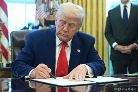 (워싱턴 AFP=뉴스1) 우동명 기자 = 도널드 트럼프 미국 대통령이 9일(현지시간) 워싱턴 백악관에서 국가 안보 차원에서 조선업의 재건을 도모하는 행정명령에 서명을 하고 있다. 2025.04.10  ⓒ AFP=뉴스1  Copyright (C) 뉴스1. All rights reserved. 무단 전재 및 재배포,  AI학습 이용 금지. /사진=(워싱턴 AFP=뉴스1) 우동명 기자