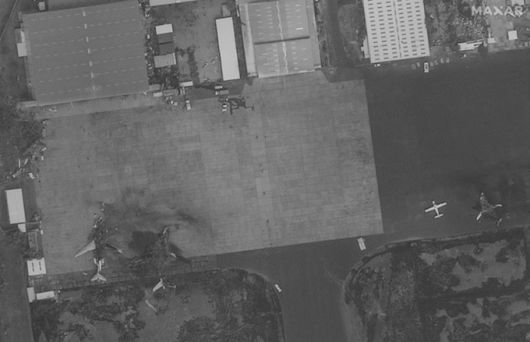 맥사 테크놀로지스가 제공한 위성 사진에 7일(현지시간) 예멘 사나 국제공항의 항공기들이 파손돼 있다. 이스라엘군은 지난 5∼6일 후티 반군의 근거지인 예멘 북부 호데이다 항구와 수도 사나 등을 폭격했다. 이는 지난 4일 후티가 이스라엘 텔아비브의 벤구리온 국제공항을 미사일로 타격한 데 따른 보복이다. /AP=뉴시스