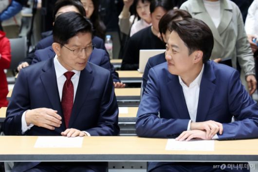 (서울=뉴스1) 민경석 기자 = 김문수 국민의힘 대통령 후보(왼쪽)와 이준석 개혁신당 대통령 후보가 19일 오전 서울 중구 서울시청에서 열린 '약자와 동행하는 서울 토론회'에 참석해 나란히 앉아 있다. 2025.5.19/뉴스1  Copyright (C) 뉴스1. All rights reserved. 무단 전재 및 재배포,  AI학습 이용 금지. /사진=(서울=뉴스1) 민경석 기자