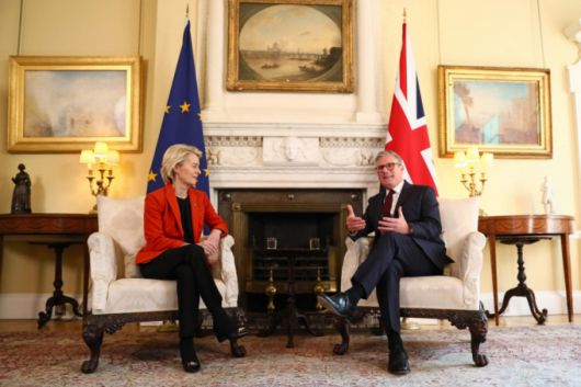 키어 스타머 영국 총리와 우르줄라 폰데어라이엔 EU 집행위원장이 24일(현지시간) 런던 다우닝가 10번지 총리 관저에서 회담을 하고 있다. 2025.04.25  /AFPBBNews=뉴스1