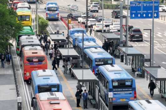 시내버스를 이용하는 서울 시민 수가 10년새 19% 가량 줄어든 것으로 나타났다. 지난 13일 서울시 등에 따르면 2014년 일 평균 457만명에 달했던 서울 시내 버스 이용객이 지난해에는 373만명으로 80만명 넘게 줄어든 것으로 조사됐다. 이날 서울 중구 서울역 버스환승센터에서 시민들이 버스를 이용하고 있다./사진=뉴스1