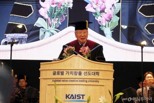 (서울=뉴스1) = 과학기술 인재 양성에 기여한 공로로 카이스트에서 명예박사 학위를 받은 이중근 회장이 14일 카이스트 대전 캠퍼스에서 열린 졸업식에서 연설하고 있다. (부영 제공. 재판매 및 DB 금지) 2025.2.14/뉴스1 Copyright (C) 뉴스1. All rights reserved. 무단 전재 및 재배포, AI학습 이용 금지. /사진=(서울=뉴스1)