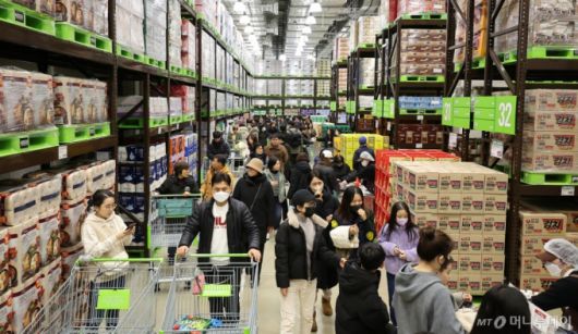 14일 오전 서울 강서구 트레이더스 홀 세일 클럽(이하 트레이더스) 마곡점을 찾은 고객들이 물건을 고르고 있다.  2025.2.14/뉴스1  Copyright (C) 뉴스1. All rights reserved. 무단 전재 및 재배포,  AI학습 이용 금지.