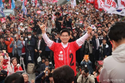 (서울=뉴스1) 김민지 기자 = 김문수 국민의힘 대통령 후보가 19일 서울 중구 서울역 광장에서 유세를 하고 있다. (공동취재) 2025.5.19/뉴스1  Copyright (C) 뉴스1. All rights reserved. 무단 전재 및 재배포,  AI학습 이용 금지. /사진=(서울=뉴스1) 김민지 기자