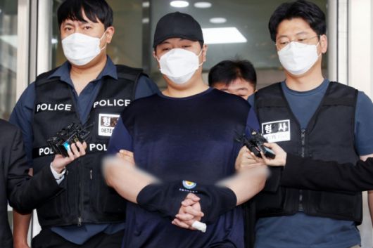 (서울=뉴스1) 민경석 기자 = 서울 강북구 미아동 마트에서 흉기를 휘둘러 1명을 살해하고 1명을 다치게 한 김성진(32)이 지난 1일 오전 서울 강북경찰서에서 검찰로 구속 송치되고 있다. /사진=뉴스1