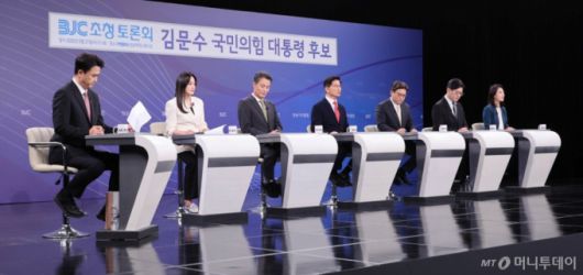 [서울=뉴시스] 국회사진기자단 = 김문수 국민의힘 대선 후보가  21일 경기도 고양  MBN 미디어센터에서 열린 한국방송기자클럽 대선 후보 초청 토론회에서 발언하고 있다. 2025.05.21. photo@newsis.com /사진=