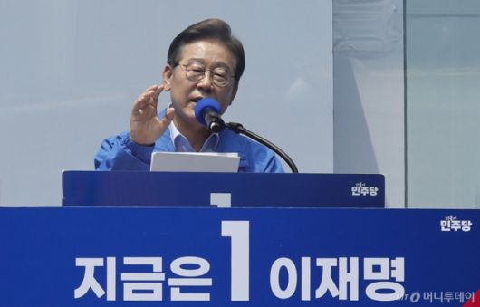 (인천=뉴스1) 안은나 기자 = 이재명 더불어민주당 대통령 후보가 사흘째 수도권 표심잡기에 나선 21일 오후 인천 남동구 구월 로데오광장을 찾아 지지를 호소하고 있다. 2025.5.21/뉴스1  Copyright (C) 뉴스1. All rights reserved. 무단 전재 및 재배포,  AI학습 이용 금지.