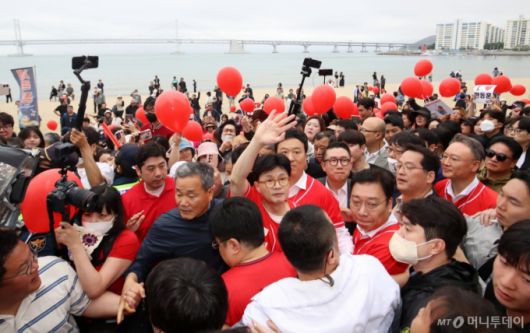 (부산=뉴스1) 윤일지 기자 = 한동훈 전 국민의힘 대표가 20일 오후 부산 수영구 광안리해수욕장에서 김문수 국민의힘 대통령 후보 지원 유세를 하고 있다. 2025.5.20/뉴스1  Copyright (C) 뉴스1. All rights reserved. 무단 전재 및 재배포,  AI학습 이용 금지. /사진=(부산=뉴스1) 윤일지 기자