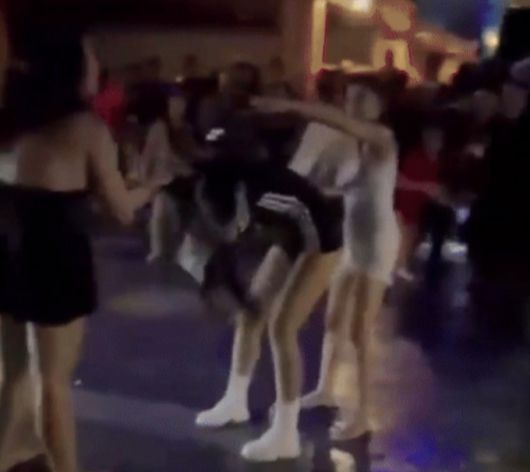 태국 파타야 유흥가 여성들이 집단 난투극을 벌이는 영상이 SNS(소셜미디어)에 공유돼 화제다. 패싸움의 원인은 외국인 손님 유치 경쟁 과열로 조사됐다. /사진=SNS 캡처