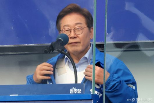 [인천=뉴시스] 조성우 기자 = 이재명 더불어민주당 대선 후보가 21일 인천 계양구 계양역 앞에서 열린 유세에서 선거운동복 지퍼를 내려 방탄복을 보여주고 있다. 2025.05.21. xconfind@newsis.com /사진=조성우