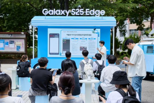 전북대 '갤럭시 캠퍼스 스튜디오'에서 방문객들이 갤럭시 AI 기능을 체험하는 모습/사진=삼성전자