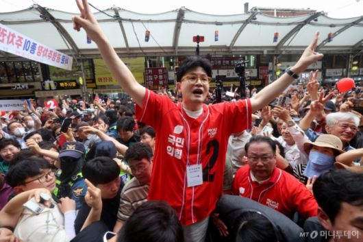 한동훈 국민의힘 전 대표가 21일 오후 대구 중구 서문시장을 찾아 김문수 국민의힘 대통령 후보 지원 유세를 하고 있다. 2025.5.21/사진=뉴스1 /사진=(대구=뉴스1) 공정식 기자