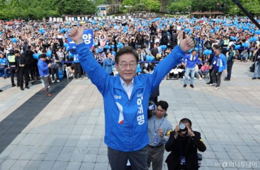 [고양=뉴시스] 조성우 기자 = 이재명 더불어민주당 대선후보가 20일 경기 고양시 일산동구 일산문화광장 앞에서 열린 집중유세에서 연설을 마친 뒤 두 손을 들어 보이고 있다. (공동취재) 2025.05.20. photo@newsis.com /사진=