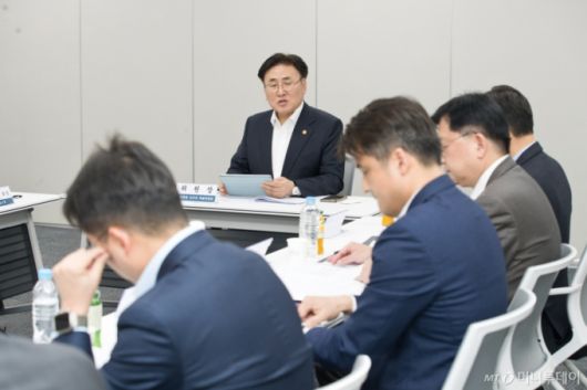 유상임 과학기술정보통신부 장관이 5월 13일 서울 중구 서울스퀘어 국가인공지능위원회 회의실에서 열린 '제4차 AI컴퓨팅 인프라 특별위원회'에서 첨단 GPU' 확보 추진방안'을 논의하고 있다./사진제공=과학기술정보통신부, 뉴스1