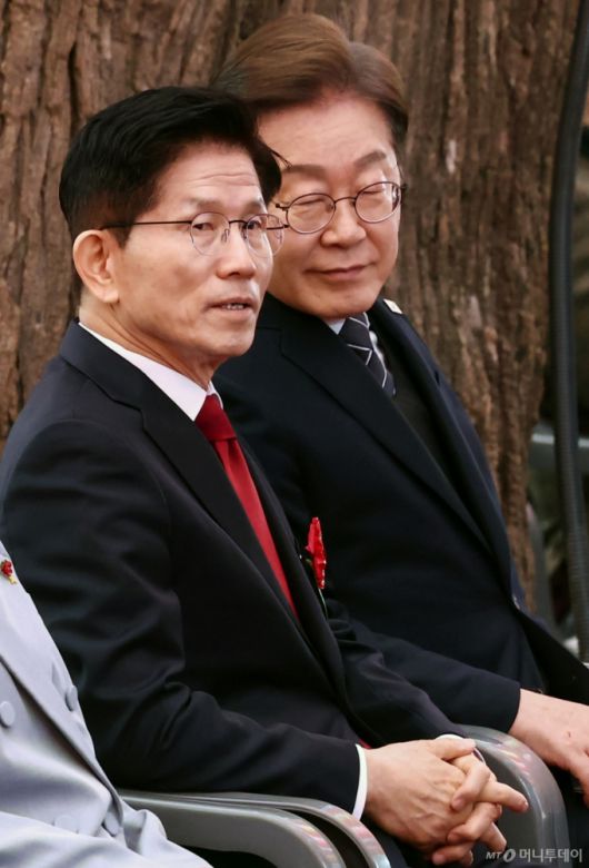 (서울=뉴스1) 김민지 기자 = 김문수 국민의힘 대통령 후보와 이재명 더불어민주당 대통령 후보가 5일 오전 서울 종로구 조계사에서 열린 불기 2569년 부처님오신날 봉축법요식에 참석해 자리하고 있다. 2025.5.5/뉴스1  Copyright (C) 뉴스1. All rights reserved. 무단 전재 및 재배포,  AI학습 이용 금지. /사진=(서울=뉴스1) 김민지 기자