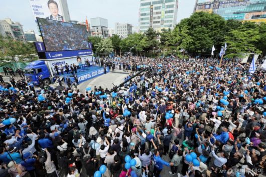 (인천=뉴스1) 안은나 기자 = 이재명 더불어민주당 대통령 후보가 사흘째 수도권 표심잡기에 나선 21일 오후 인천 부평역 광장을 찾아 지지를 호소하고 있다. 2025.5.21/뉴스1  Copyright (C) 뉴스1. All rights reserved. 무단 전재 및 재배포,  AI학습 이용 금지. /사진=(인천=뉴스1) 안은나 기자