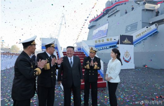 북한 노동당 기관지 노동신문은 지난달 26일 "김정은 동지를 모시고 새로 건조한 구축함 진수 기념식이 조선혁명의 첫무장력의 창건일인 뜻깊은 지난 25일 남포조선소에서 성대히 진행됐다"라고 보도했다. 신형 구축함은 5000톤(t)급으로, 북한은 이를 '최현급'으로 등급 분류했다. / 사진=뉴스1