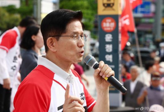 (파주=뉴스1) 김민지 기자 = 김문수 국민의힘 대통령 후보가 21일 경기 파주시 새암공원에서 유세를 하고 있다. 2025.5.21/뉴스1  Copyright (C) 뉴스1. All rights reserved. 무단 전재 및 재배포,  AI학습 이용 금지. /사진=(파주=뉴스1) 김민지 기자