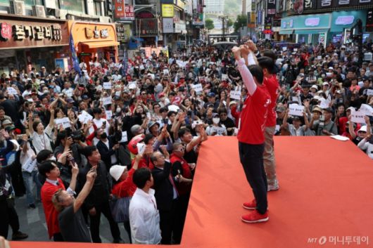 (광명=뉴스1) 이광호 기자 = 김문수 국민의힘 대통령 후보가 22일 경기 광명시 철산로데오거리에서 열린 유세에 참석해 지지를 호소하고 있다. (공동취재) 2025.5.22/뉴스1  Copyright (C) 뉴스1. All rights reserved. 무단 전재 및 재배포,  AI학습 이용 금지. /사진=(광명=뉴스1) 이광호 기자