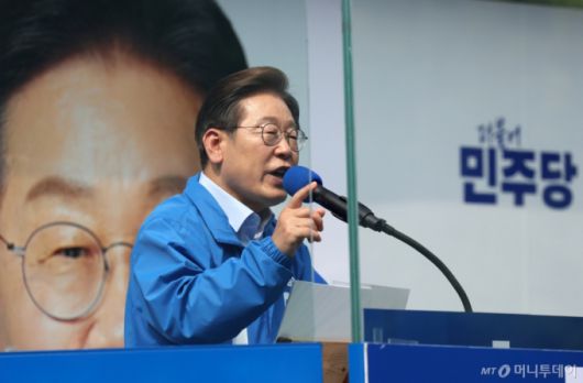 [인천=뉴시스] 조성우 기자 = 이재명 더불어민주당 대선후보가 21일 인천 부평구 부평역 북광장에서 열린 집중유세에서 연설하고 있다. 2025.05.21. xconfind@newsis.com /사진=조성우