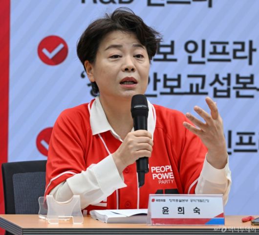 (서울=뉴스1) 안은나 기자 = 윤희숙 국민의힘 정책총괄본부 공약개발단장이 18일 서울 여의도 중앙당사에서 김문수 대통령 후보의 경제 공약 발표 관련 취재진 질문에 답하고 있다. (공동취재) 2025.5.18/뉴스1  Copyright (C) 뉴스1. All rights reserved. 무단 전재 및 재배포,  AI학습 이용 금지. /사진=(서울=뉴스1) 안은나 기자