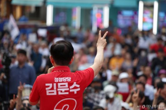 [광명=뉴시스] 고승민 기자 = 김문수 국민의힘 대선 후보가 22일 경기 광명시 철산로데오거리에서 유세를 하고 있다. (공동취재) 2025.05.22. photo@newsis.com /사진=고승민