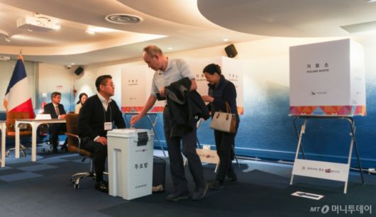 (파리=뉴스1) 이준성 기자 = 제21대 대통령선거 재외국민 투표 첫날인 20일(현지시간) 프랑스 파리 16구 주프랑스한국대사관 영사부에 설치된 투표소에서 유권자들이 소중한 한 표를 행사하고 있다. 2025.5.20/뉴스1  Copyright (C) 뉴스1. All rights reserved. 무단 전재 및 재배포,  AI학습 이용 금지. /사진=(파리=뉴스1) 이준성 기자