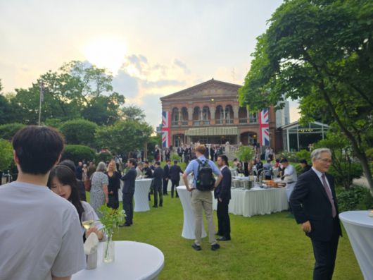 22일 서울 중구 주한영국대사관저에서 열린 찰스3세 영국 국왕 생신 축하연 전경/사진=김상희 기자