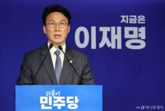 (서울=뉴스1) 이광호 기자 = 김민석 더불어민주당 상임 공동선대위원장이 11일 오전 서울 여의도 당사에서 국민의힘 김문수 대통령 후보  확정 관련 입장 발표 기자회견을 하고 있다. 2025.5.11/뉴스1  Copyright (C) 뉴스1. All rights reserved. 무단 전재 및 재배포,  AI학습 이용 금지. /사진=(서울=뉴스1) 이광호 기자