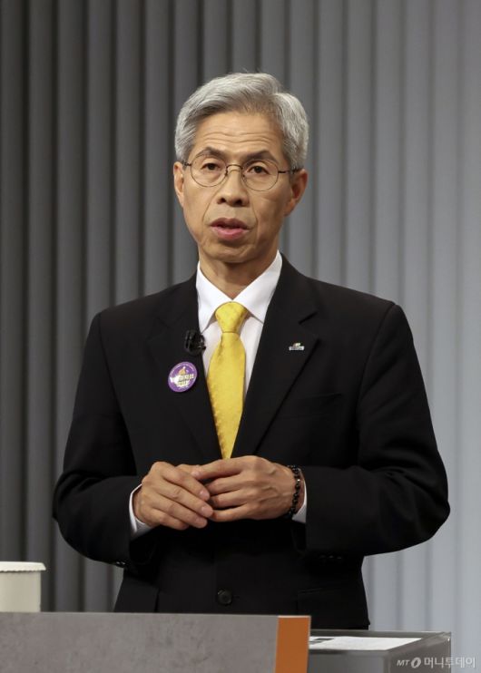 [서울=뉴시스] 국회사진기자단 = 권영국 민주노동당 대선후보가 23일 서울 영등포구 KBS본관 스튜디오에서 열린 중앙선거방송토론위원회 주관 제21대 대통령선거 2차 후보자 토론회 준비를 하고 있다. 2025.05.23. photo@newsis.com /사진=