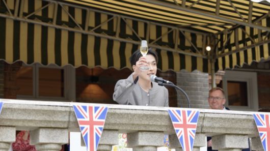 22일 서울 중구 주한영국대사관저에서 열린 찰스3세 영국 국왕 생신 축하연에서 그룹 에이티즈의 리더 홍중이 건배를 제의하고 있다./사진제공=주한영국대사관