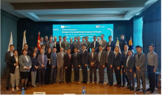 코레일이 지난해 5월 몽골 현지서 진행한 철도교통관제센터 마스터플랜 최종보고회 후 참석자들이 기념촬영을 하고 있다./사진제공=코레일