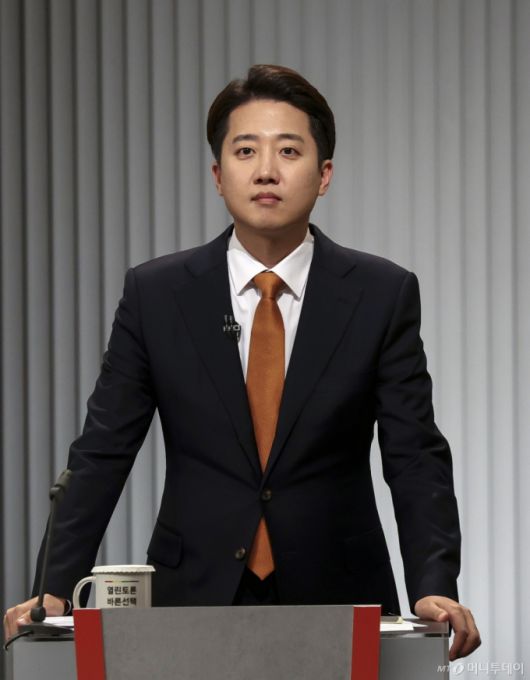 [서울=뉴시스] 국회사진기자단 = 이준석 개혁신당 대선후보가 23일 서울 영등포구 KBS본관 스튜디오에서 열린 중앙선거방송토론위원회 주관 제21대 대통령선거 2차 후보자 토론회 준비를 하고 있다. 2025.05.23. photo@newsis.com /사진=